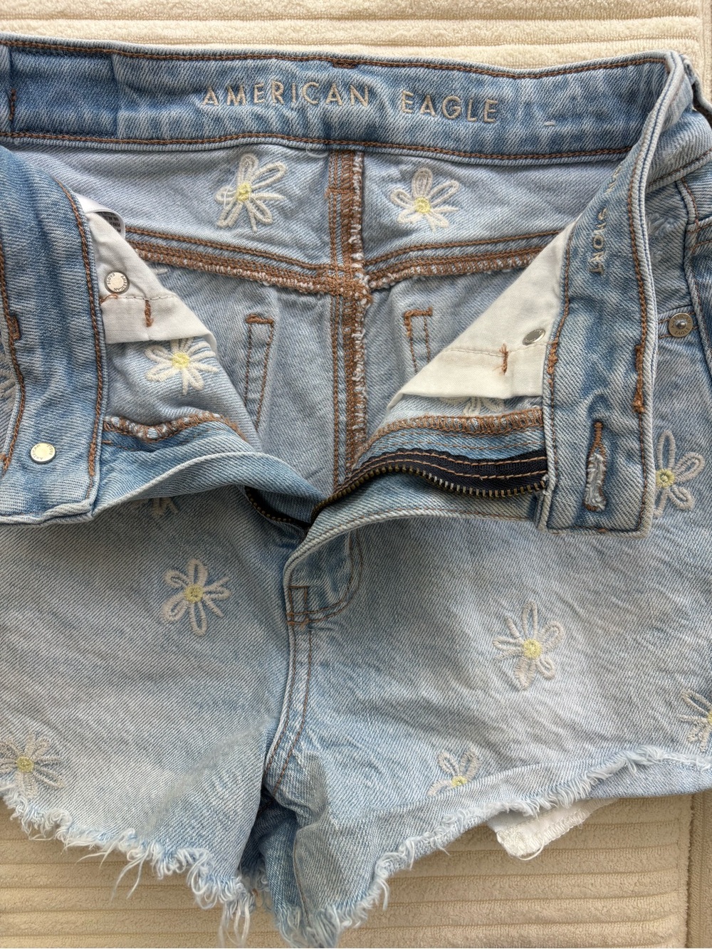 American Eagle Light Wash Daisy Embroidered Distressed Denim Shorts Size 00 - Picture 6 of 8